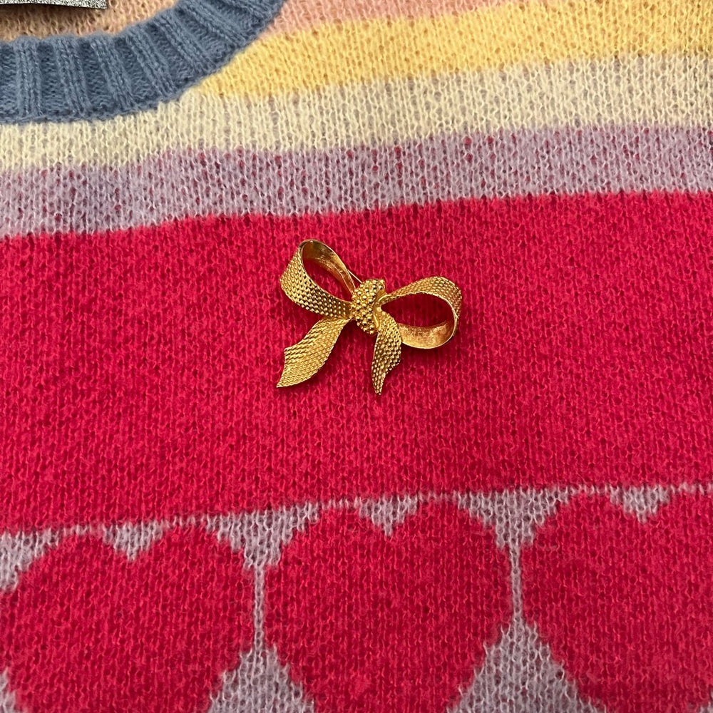 Gold Tone Bow Pin Brooch Grandmacore